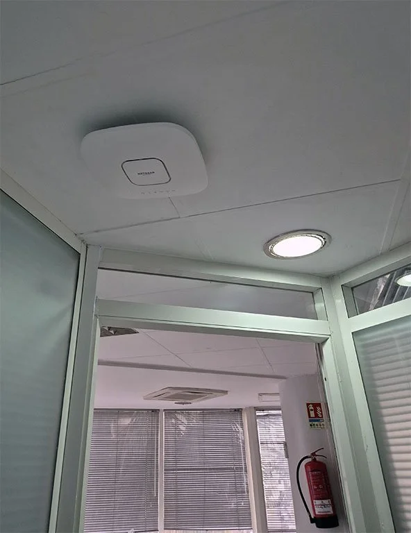 Point d'accès wifi monté sur un faux plafond dans un plateau d'ingénierie