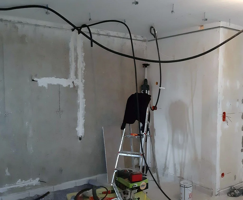 photo montrant la préparation des murs et plafond avec le passage des cables afin d'alimenter la cuisine