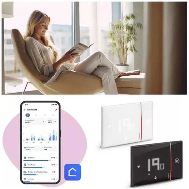 Une femme assise dans un fauteuil lisant un livre, près d'une fenêtre avec un environnement intérieur lumineux, à la bonne température et deux thermostats ou contrôleurs de température modernes en dessous.