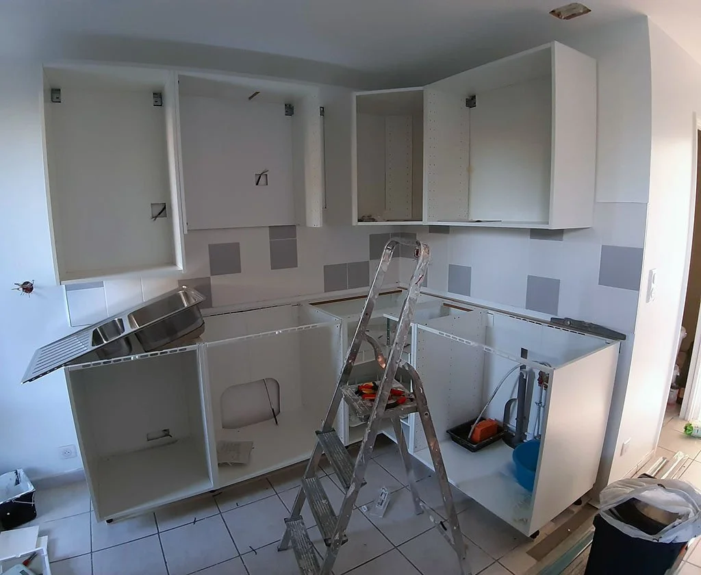 photo montrant une installation de cuisine en cours