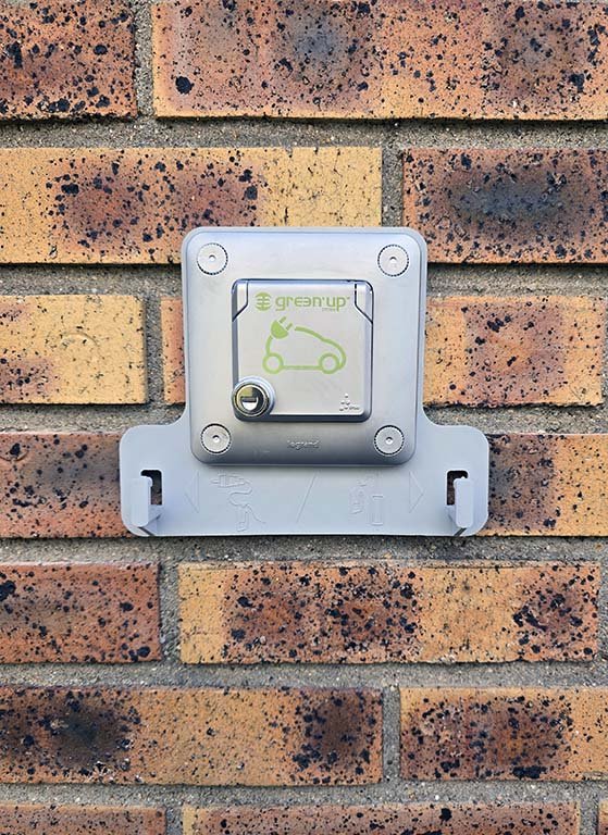 Photo montrant en gros plan une prise de recharge de Legrand, modèle Green'Up Access sécurisée par une clé