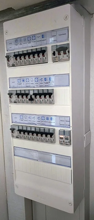 Tableau électrique refait à neuf, aux normes installé sur une goulotte GTL