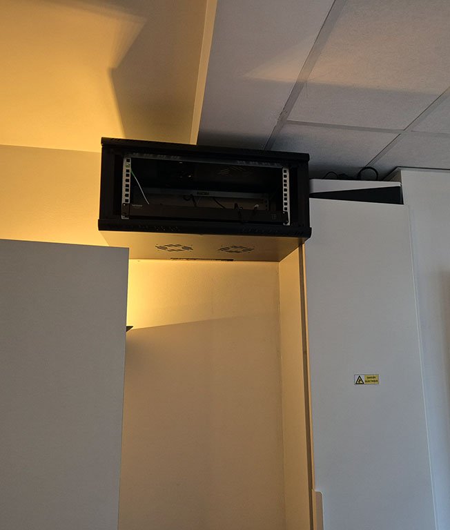 Baie réseau informatique intégré en haut d'un mur dans une entreprise sur Boulogne Billancourt