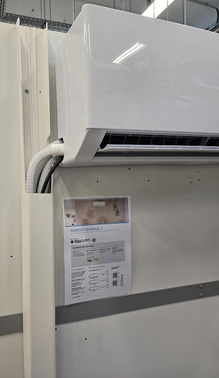 Goulotte ouverte contenant liaisons frigorifiques, câble électrique et tuyau de condensats