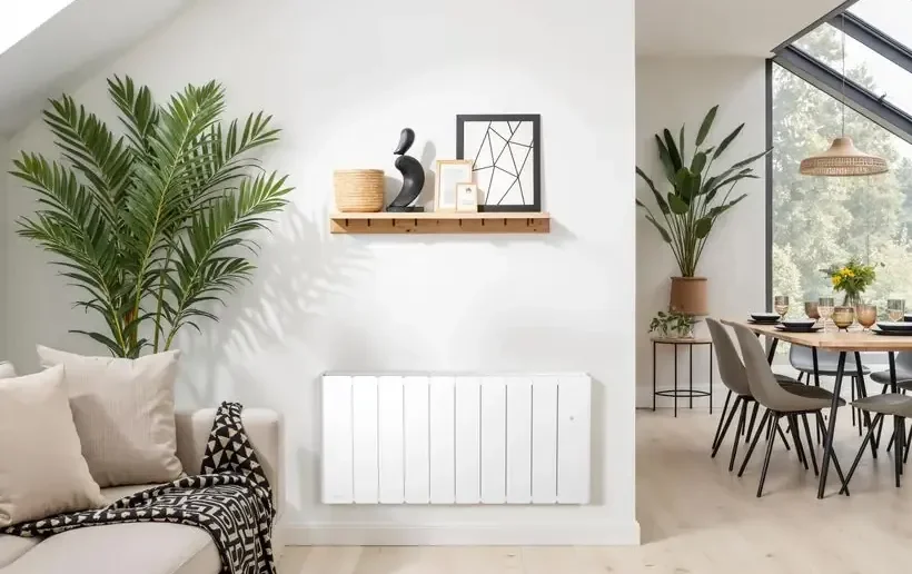 Image montrant un radiateur connecté installé sur le mur d'un salon