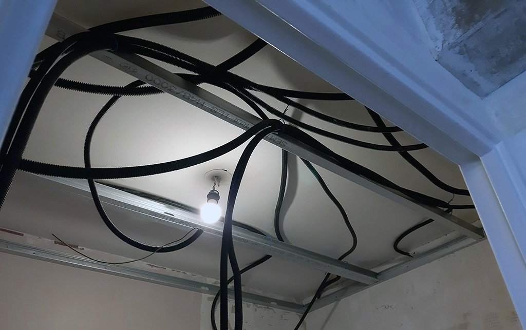Construction d'un faux-plafond autoportant dans une salle de bain