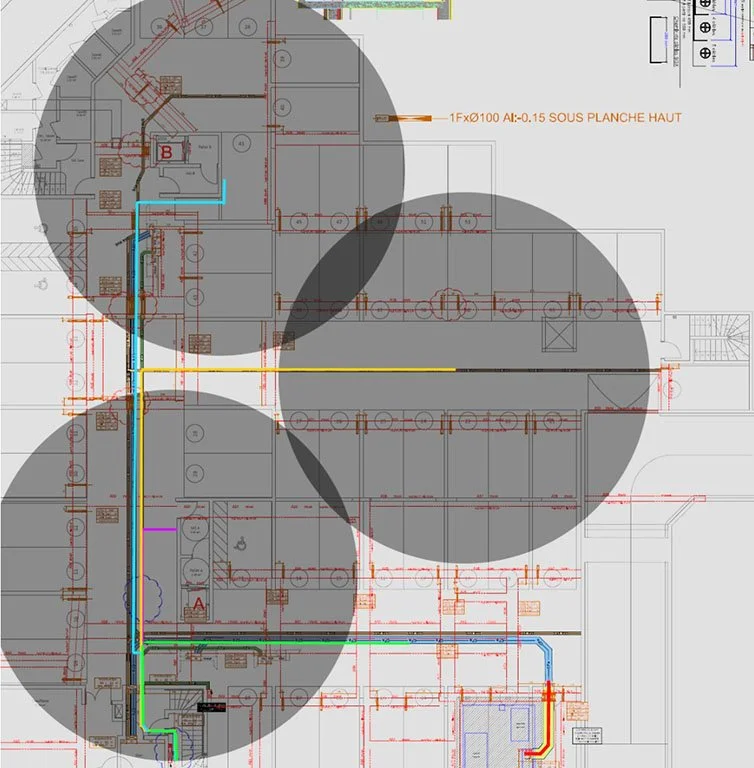 Plan détaillé d'un parking souterrain, mettant en évidence des zones de couverture pour chaque point d'accès wifi et le cheminement des cables ethernet
