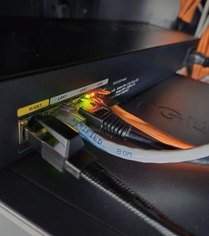 Routeur réseau avec ports LAN, Wifi et WAN pour la distribution internet
