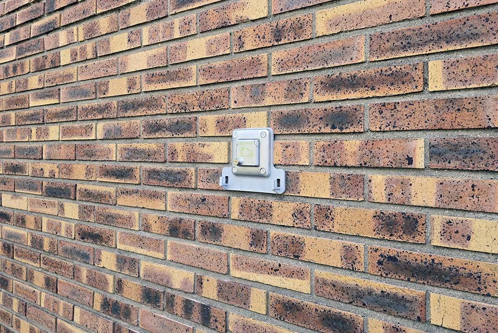 Photo montrant une prise de recharge de Legrand, modèle Green'Up Access sécurisée par une clé