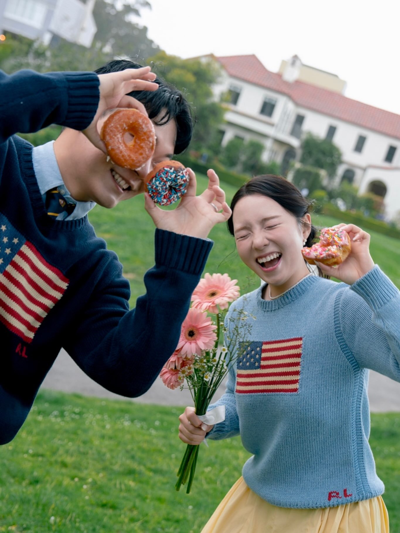 사진을 찍다 보면 작은 소품 하나가 생각보다 분위기를 많이 바꿔주는 것 같아요.
그냥 마주 보고 웃는 모습도 좋지만, 함께 좋아하는 걸 나누고 장난치는 순간에는 두 사람의 평소 모습이 조금 더 자연스럽게 보이거든요.

예쁜 꽃도 좋고, 좋아하는 간식이나 책, 의미 있는 작은 물건도 좋아요.
스냅 촬영 오실 때 두 분이 좋아하는 소품 하나쯤 꼭 챙겨오세요.
그 작은 준비가 나중에는 두 분만의 이야기가 담긴 사진이 되어 있을지도 몰라요. 🤍

A