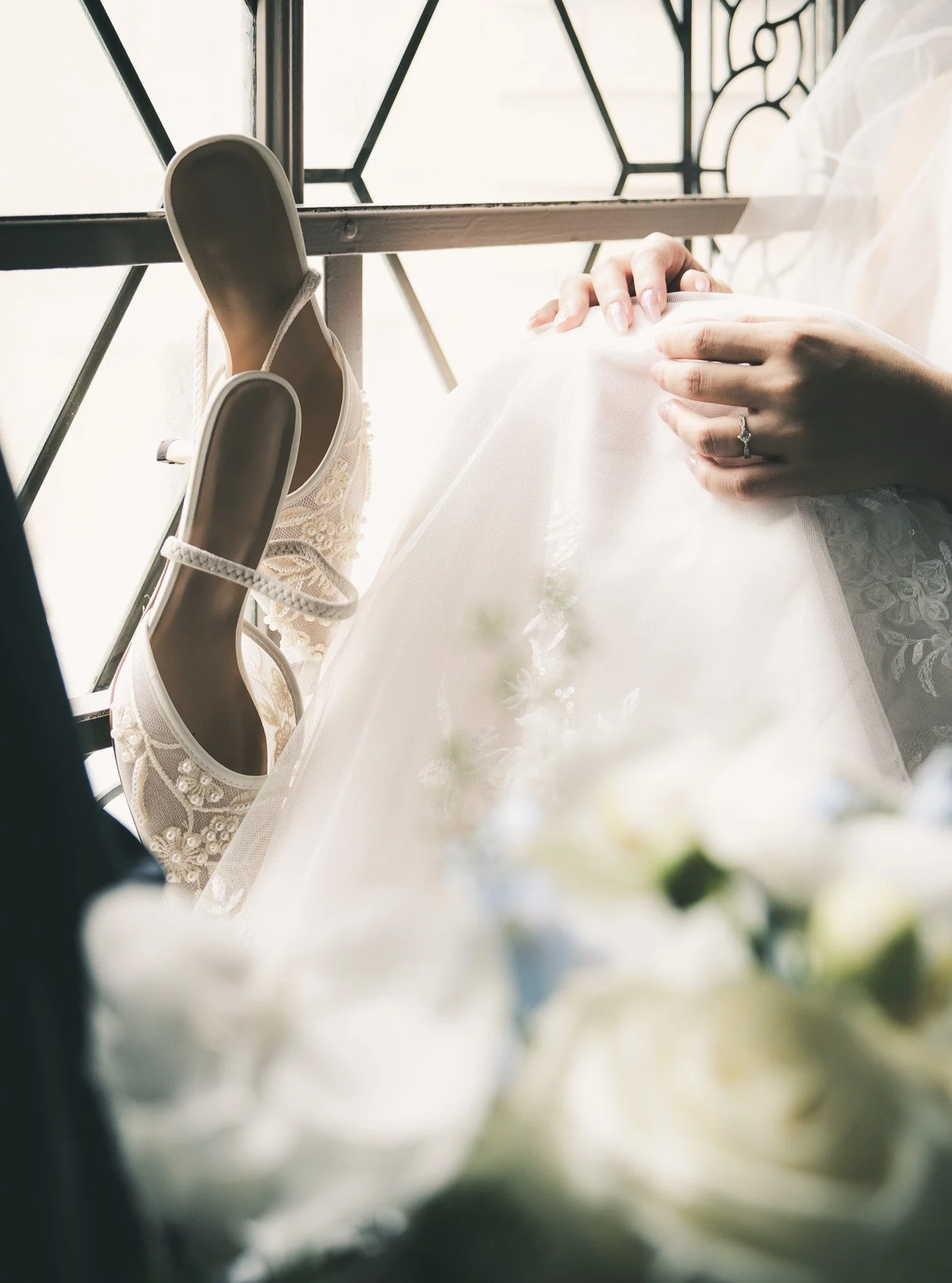 The little details, the quiet moments, and the timeless beauty of San Francisco City Hall. Every corner has its own story to tell.

Photo by @may.s_studio | San Francisco City Hall Wedding

샌프란시스코 시청에서 제가 좋아하는 장면들.
아름다운 건축과 클래식한 분위기도 좋지만, 반지와 웨딩슈즈, 부