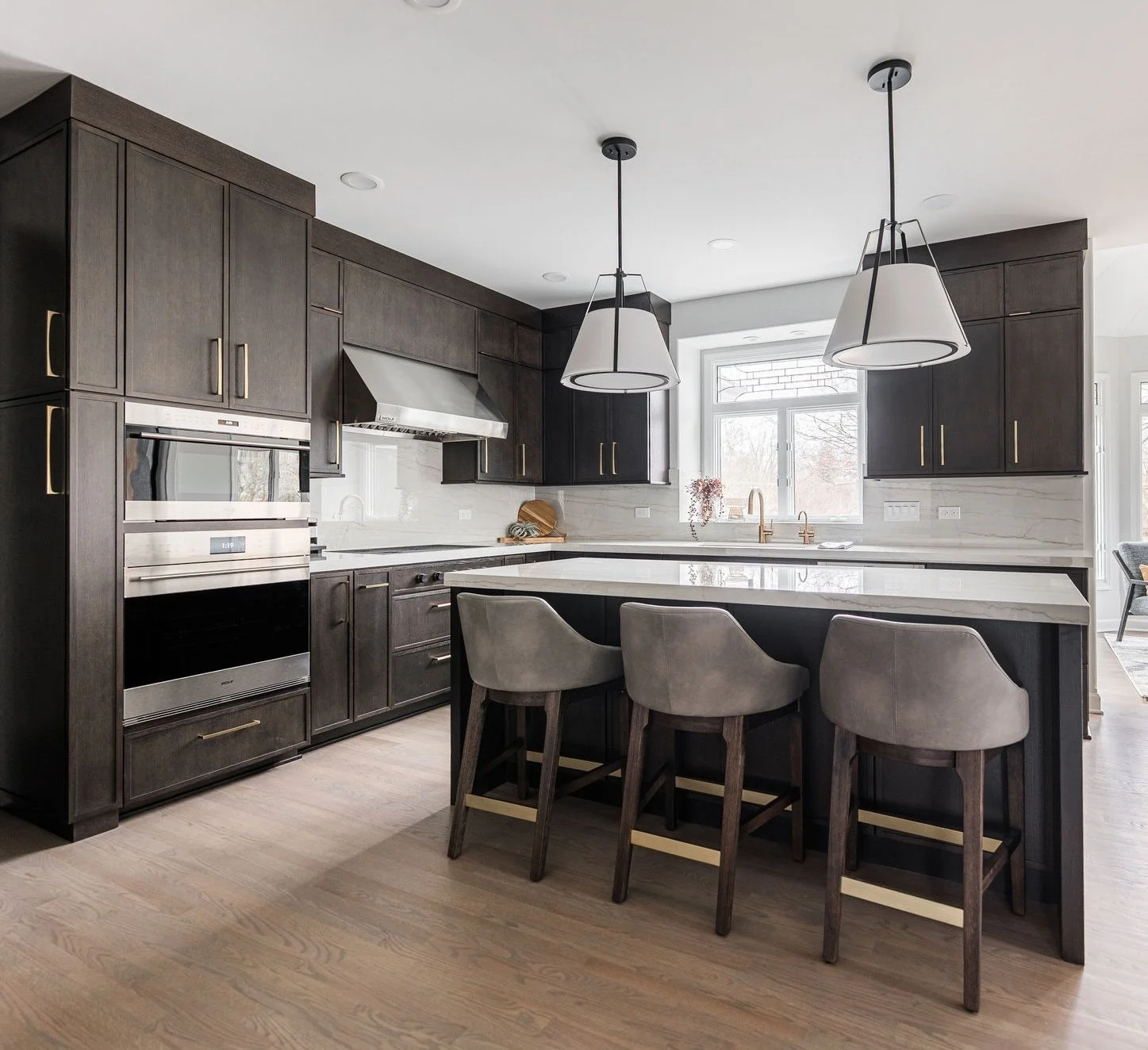 naperville-kitchen-island-design-pendants-wood-cabinets-stone-backsplash.jpg