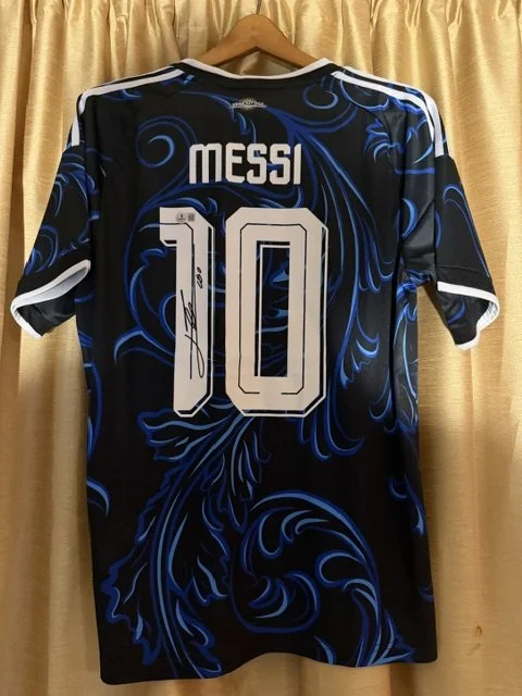 Lionel Messi Signed Jersey - Beckett Authenticated