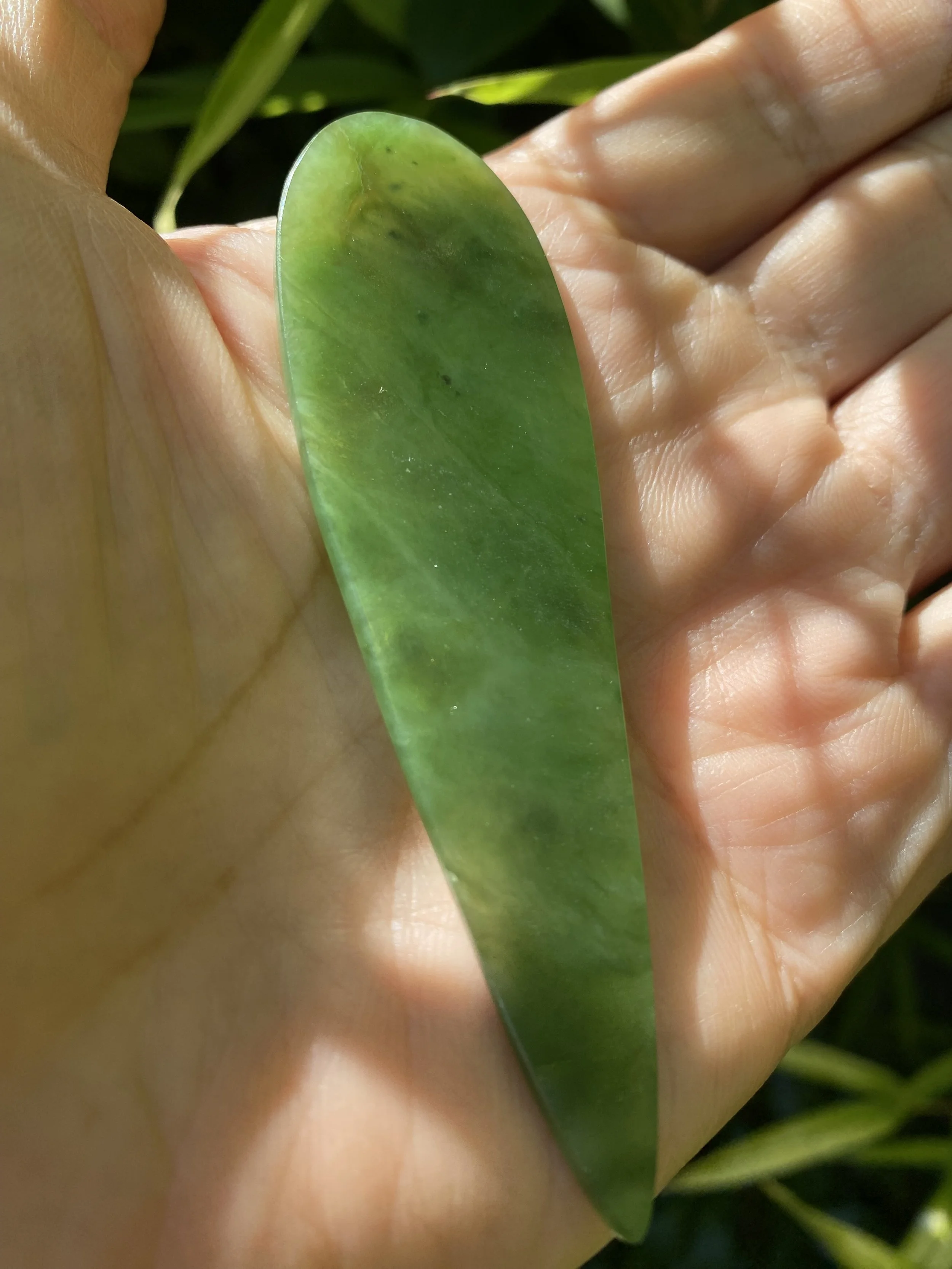 Bamboo Leaf Canadian Jade Worry Stone – Elegant Natural Nephrite Touchstone