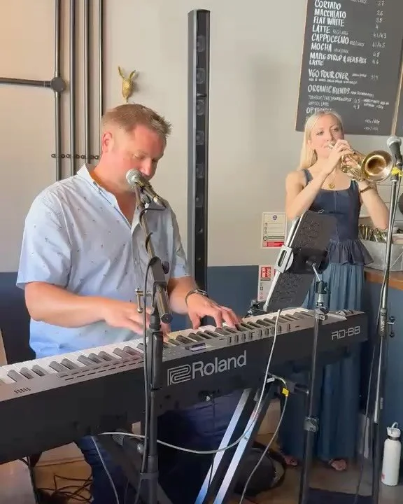 Absolutely loved playing @charlieandgingercoffee APR&Eacute;S on Friday night! Cocktails, yummy food, and an upbeat vibe. Perfect summer night ✨

#livemusic #surreyevents #cocktailsandtunes #weddingband #liveloungemusic