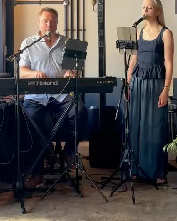 There&rsquo;s something about these 90s hits that keep us coming back for more. Fab summer evening @charlieandgingercoffee APR&Eacute;S. 🍸🍕🎶

#babyonemoretime #summernights #livemusic #surreyweddingband #surreyevents