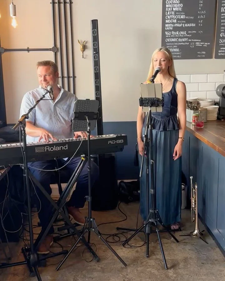 The lure of a lush harmony will win us over&hellip; Every. Single. Time! @charlieandgingercoffee APR&Eacute;S 🍸🎶

#livemusic #harmony #surreyevents #weddingband #liveloungemusic