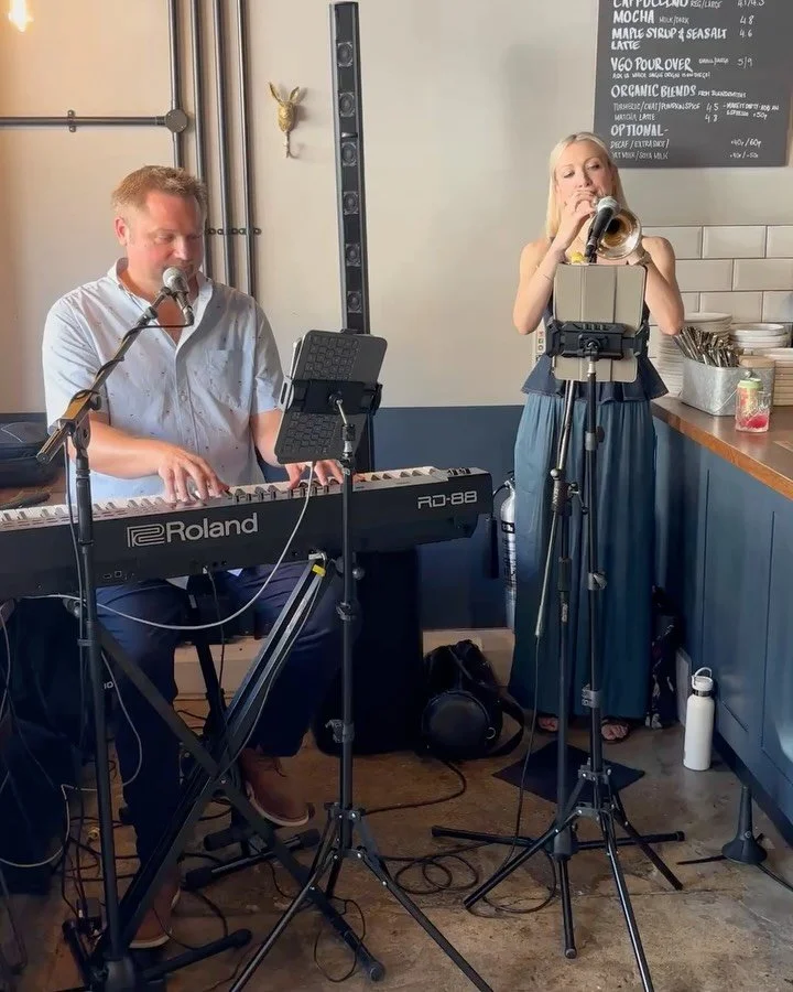 Some chilled out trumpet vibes @charlieandgingercoffee APR&Eacute;S 🎺🍸🎶

#livemusic #surreyevents #liveloungemusic #smoothtrumpet #weddingband