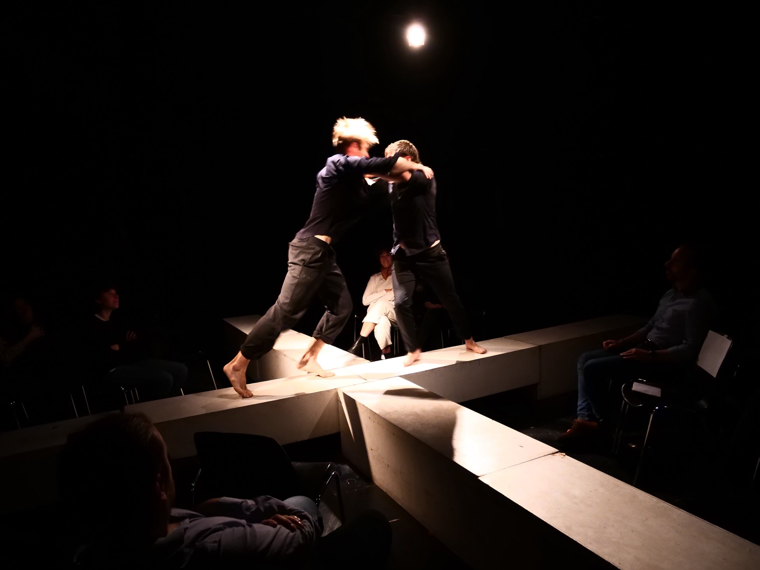 [MACBETH MIS&Eacute;RABLE] Photos issues de la maquette du spectacle r&eacute;alis&eacute;e &agrave; Lilas en Sc&egrave;ne.

Une r&eacute;&eacute;criture qui explore les racines de la tyrannie.

R&eacute;&eacute;criture et mise en sc&egrave;ne : @mat
