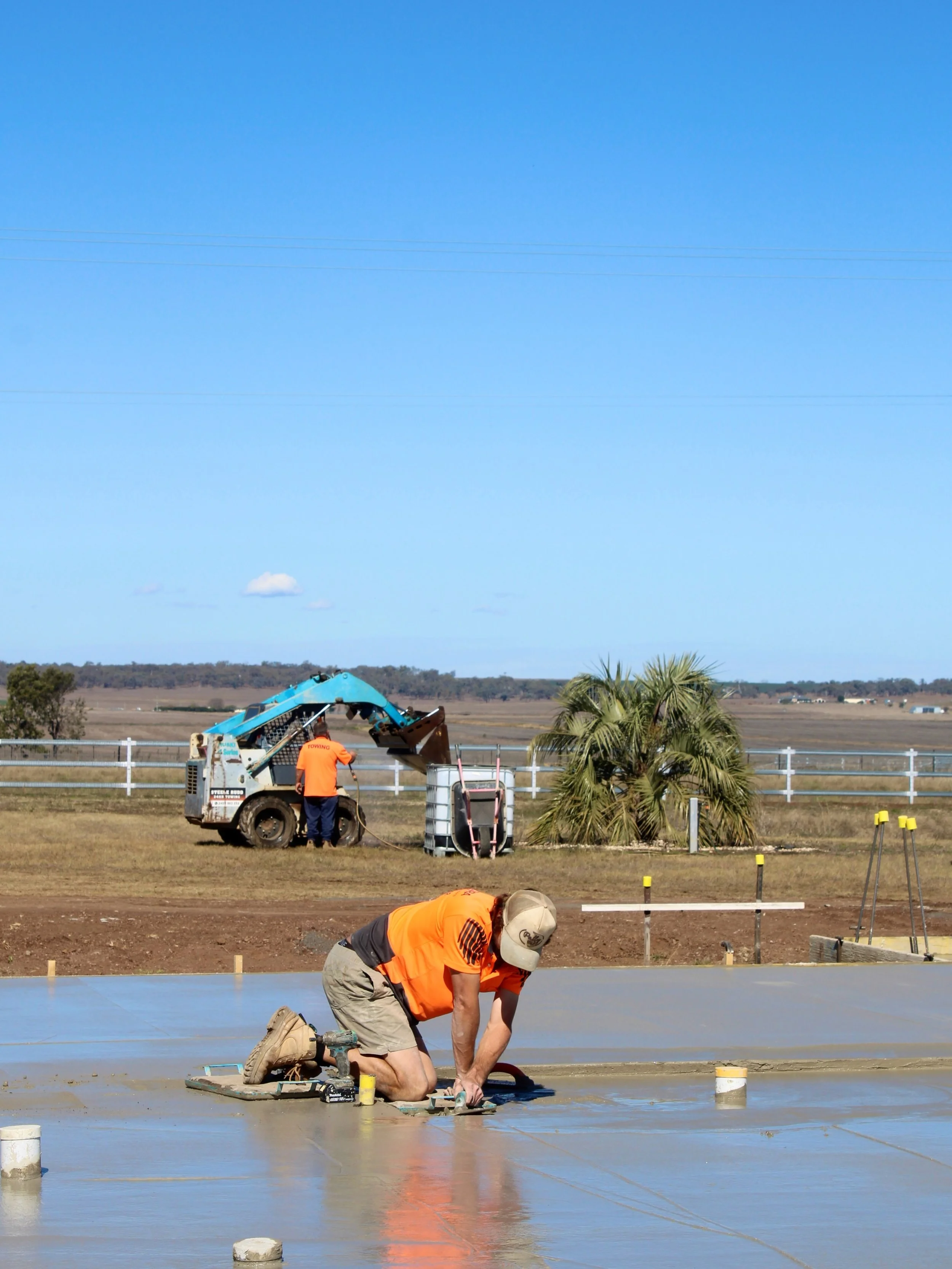 Some candid shots with the boys from Glenora Concreting this morning 📸 May not have been willing participants but they made for good models😂🙌 #tradies #concreting #newbuild #candid #toowoomba