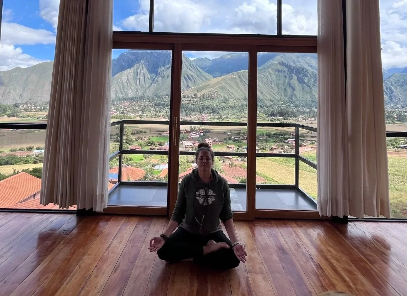 -Reiki- Rest deeply and receive. A calming energy-based practiced designed to support relaxation, reflection, and a sense of inner spaciousness. 