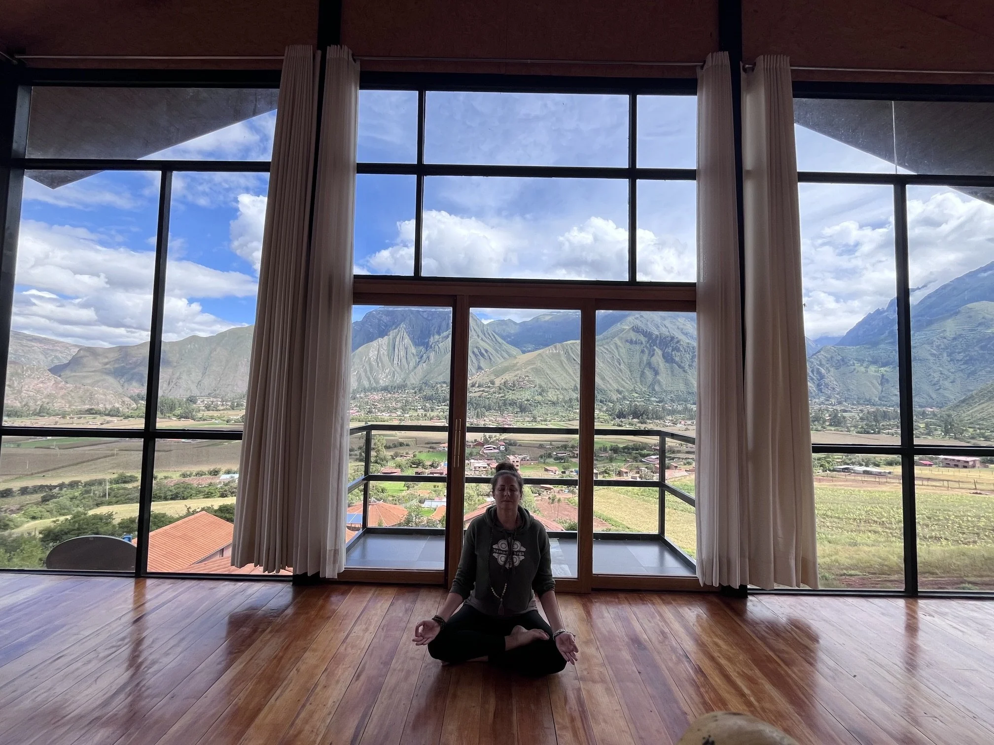 -Reiki- Rest deeply and receive. A calming energy-based practiced designed to support relaxation, reflection, and a sense of inner spaciousness. 