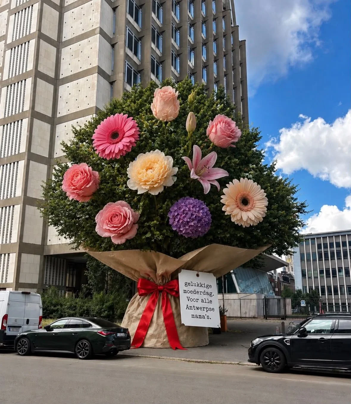 A Mother’s Day floral installation by Philippe Blondé at the Oudaan, a WAVE building in Antwerp.