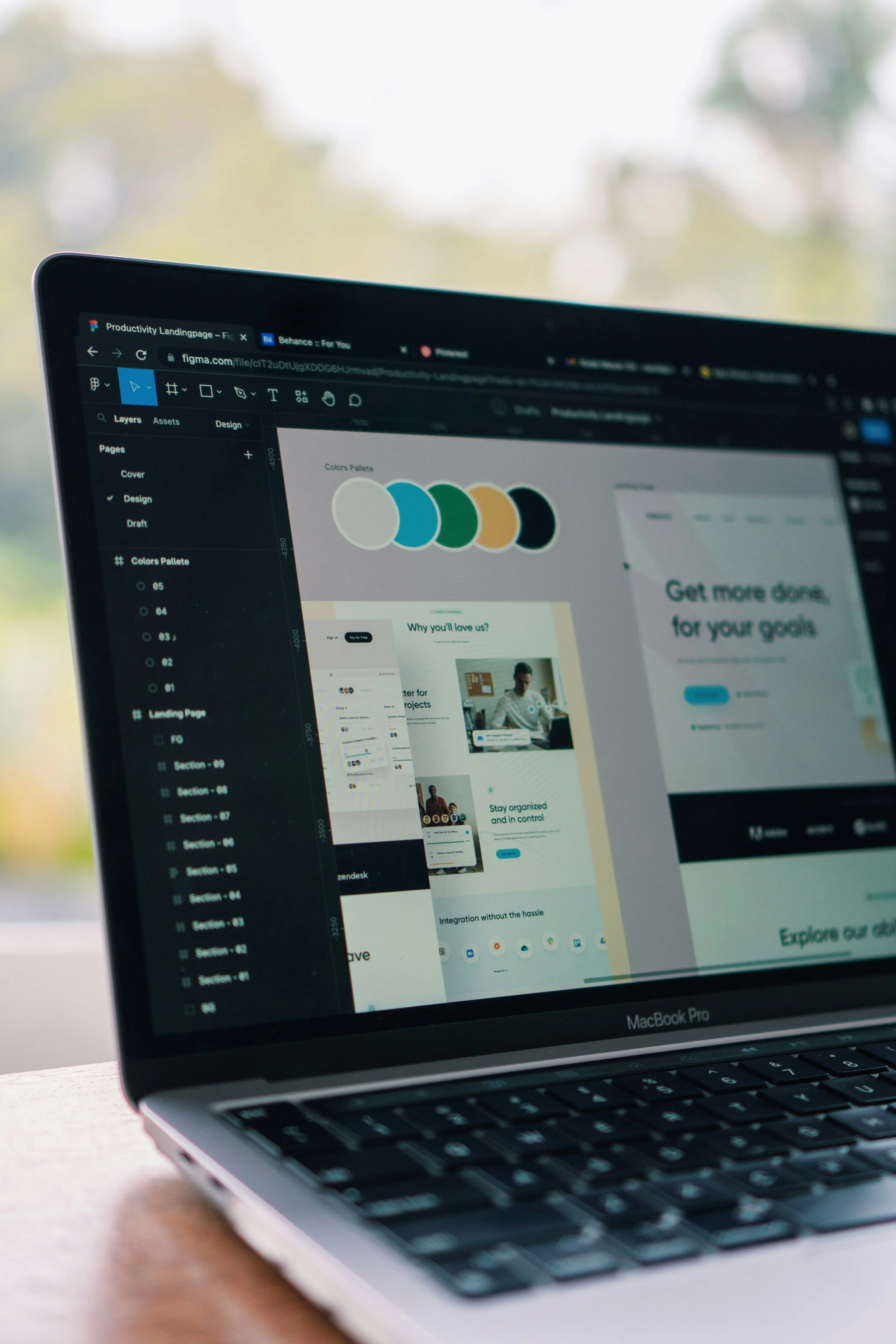 Pantalla de computadora portátil que muestra un diseño de página web con paleta de colores y secciones en un editor de diseño digital.
