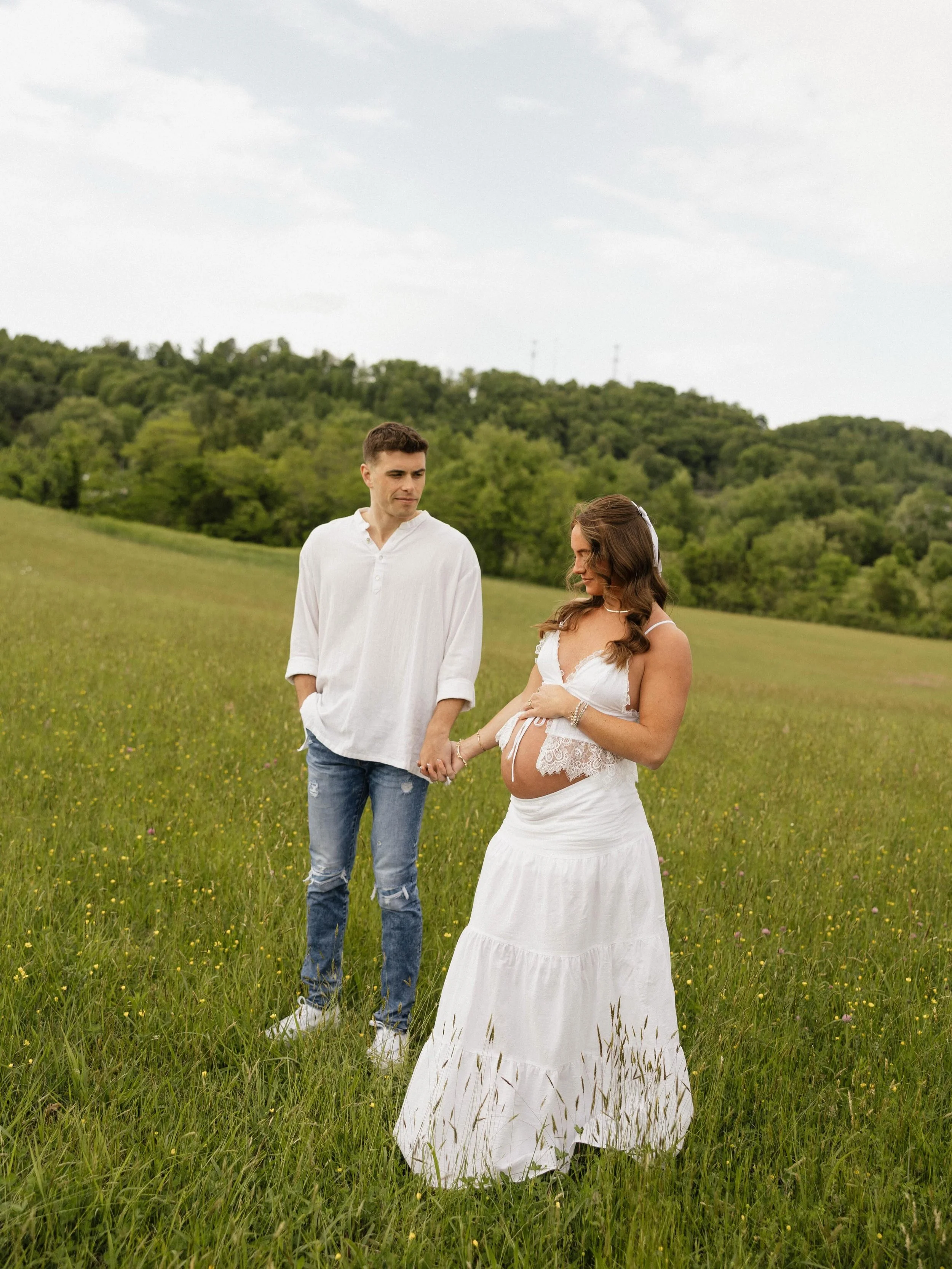 3 years ago we were taking Kaci and Nathan&rsquo;s wedding pictures in this field and now their maternity! Such a sweet full circle moment🥹🤍 

.
.
.
#maternitysession #familyphotos #tennesseephotographer #tennesseeweddingphotographer #familyphotogr