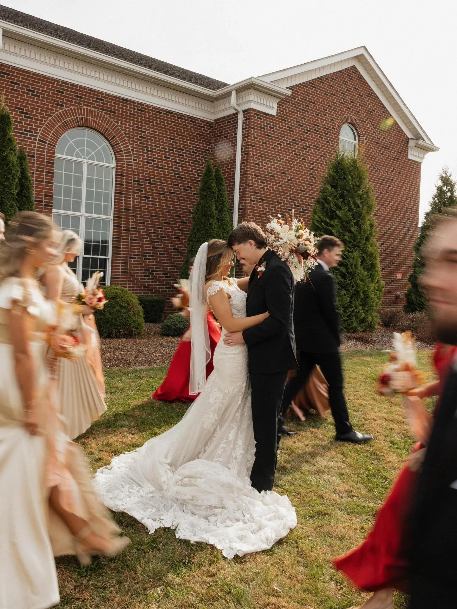 A few favorites from Mackenzie + Carson&rsquo;s sweet wedding day in November!!! I am sooo excited for this season🤍

.
.
.
#tennesseewedding #tennesseeweddingphotographer #weddingphotography #wedding #fallwedding