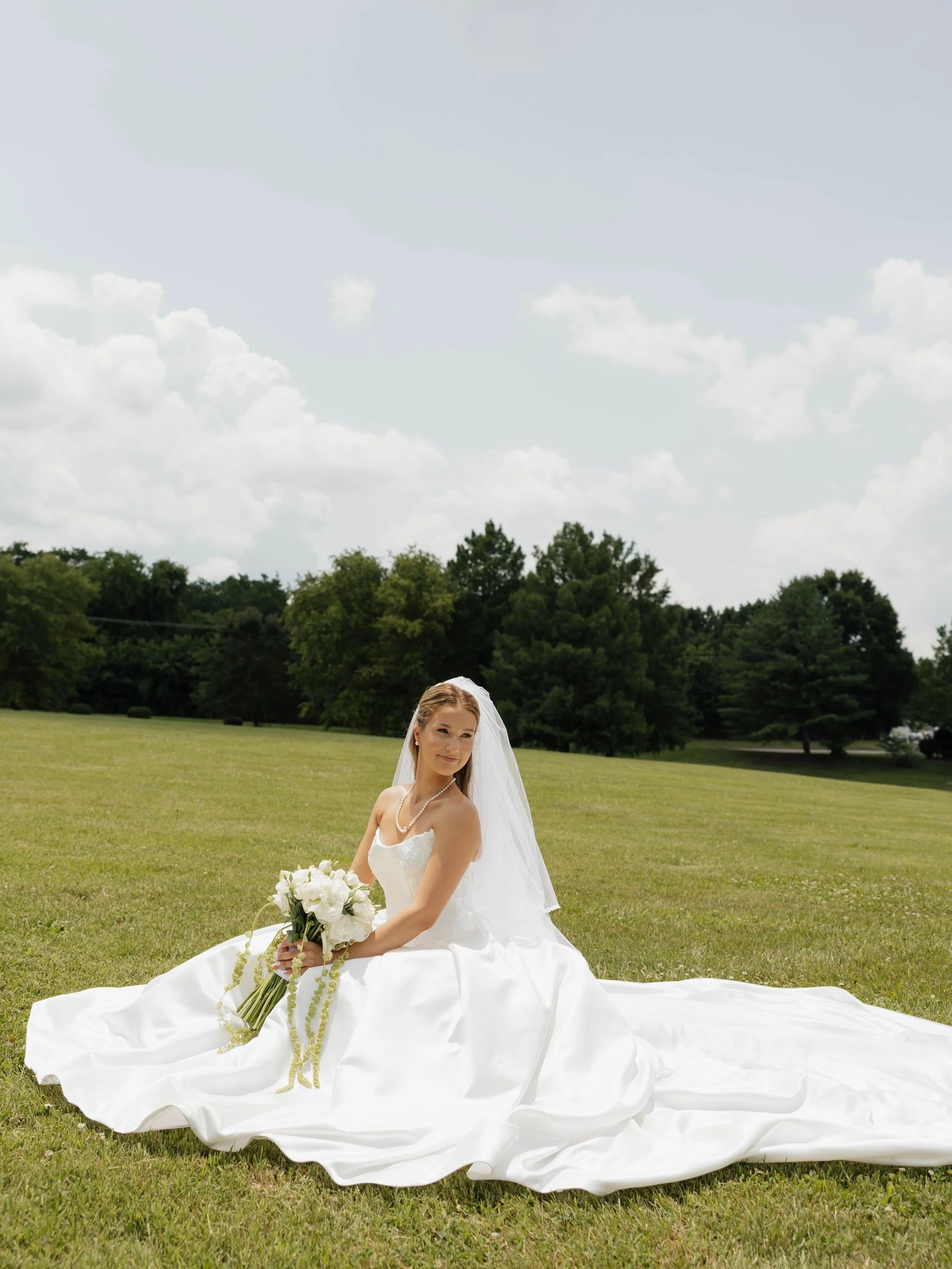 A moment for Mrs. Viar ✨

.
.
.
#bridalportraits #weddingphotographer #tennesseebride #tennesseeweddingphotographer #bridal