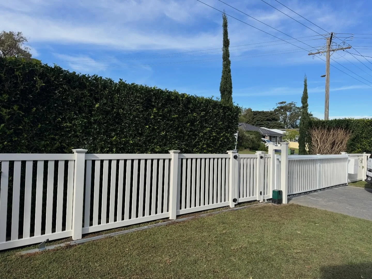 Beautiful flat top picket style in 1.2m high. The modern version of a classic white picket fence 🙌🏽
