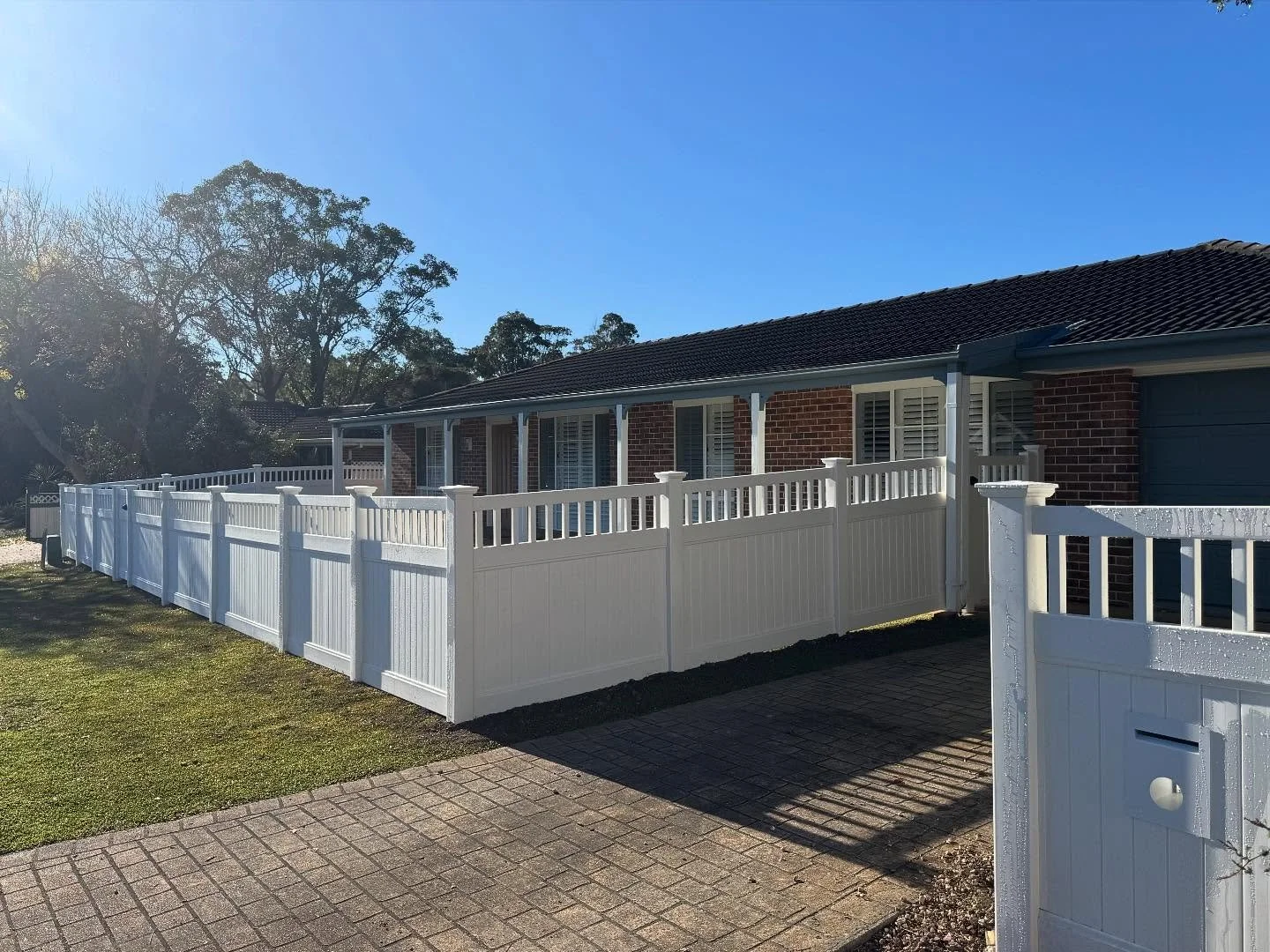 A courtyard fence is a great way to keep the kids and pets safe in the front yard. No need to worry about cars driving in and out of the driveway.

Styles - privacy picket top, flat top picket and semi privacy 

�#atomicpvcfencing #coastalhamptons #h