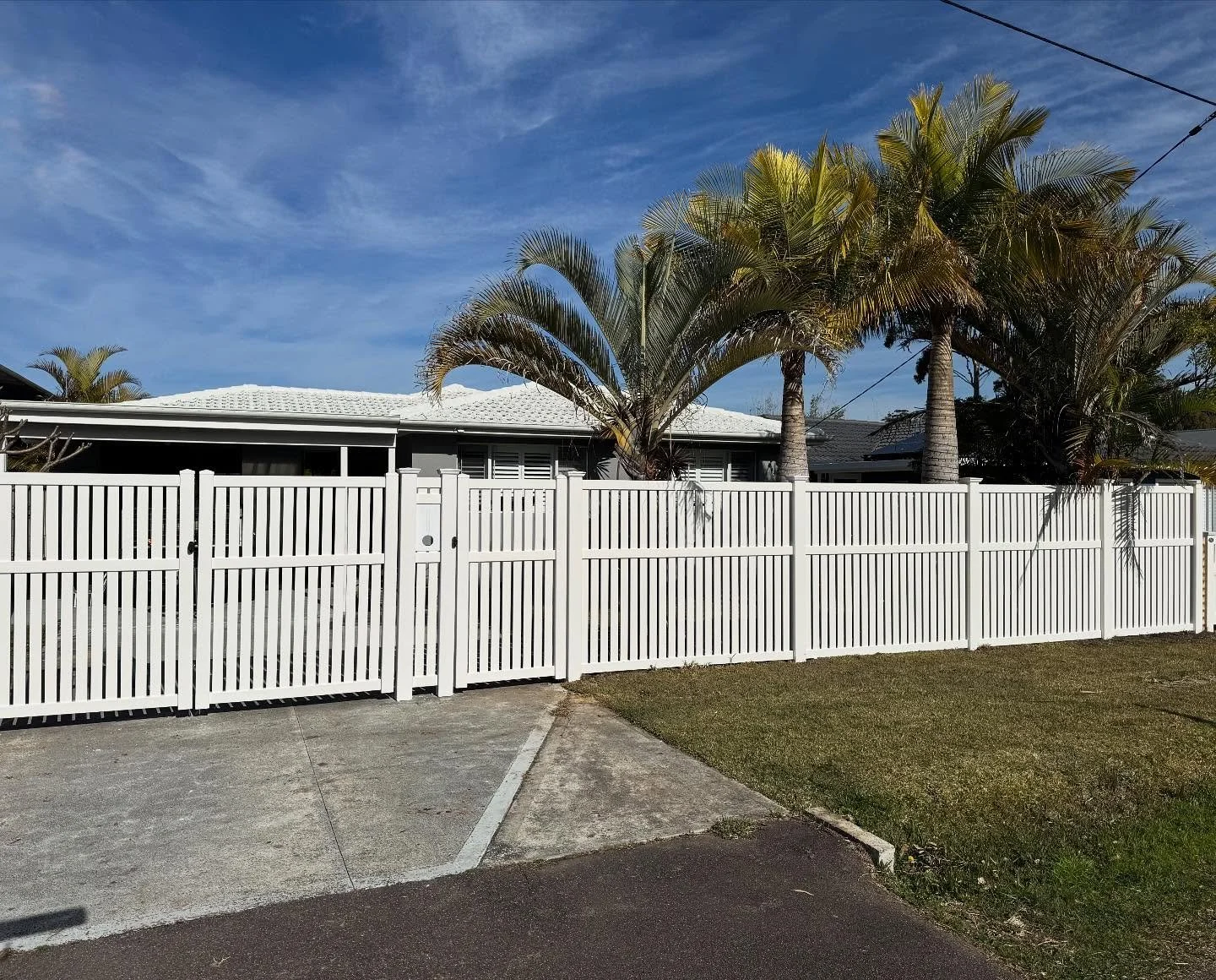 Want privacy but still have airflow and light filtering through. Semi privacy is the perfect style to achieve this 🙌🏽 #atomicpvcfencing #coastalhamptons #hamptonsstyle #centralcoast #centralcoastpvc #pvcfence #centralcoastfence #centralcoastnsw #pv