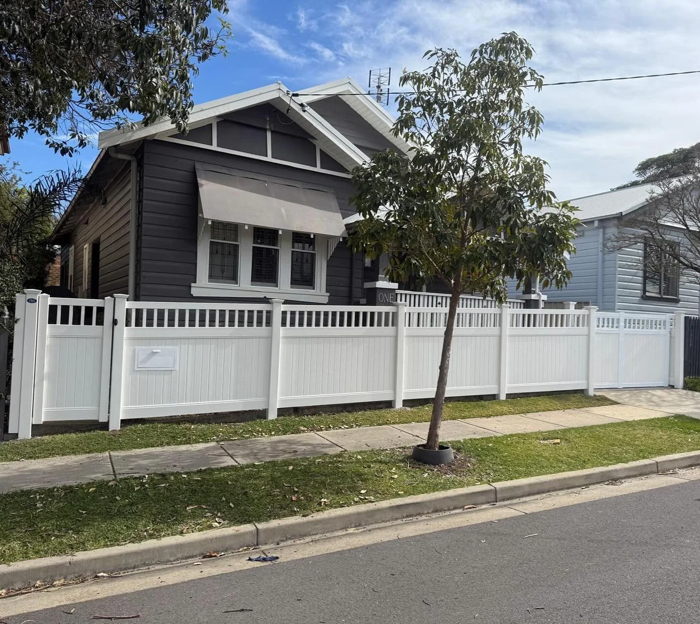 Wow, from cute cottage to star of the street 🤩. Safe and secure with a motorised sliding gate 🙌🏽. Style - privacy picket top #atomicpvcfencing #coastalhamptons #hamptonsstyle #centralcoast #centralcoastpvc #pvcfence #centralcoastfence #centralcoas