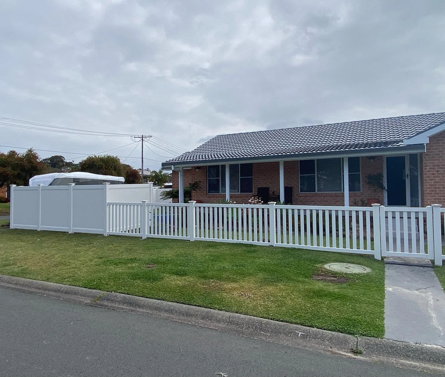 Did you know you can mix and match styles to create your perfect look 🙌🏽 . (Styles - full privacy and flat top picket) #atomicpvcfencing #coastalhamptons #hamptonsstyle #centralcoast #centralcoastpvc #pvcfence #centralcoastfence #centralcoastnsw #p