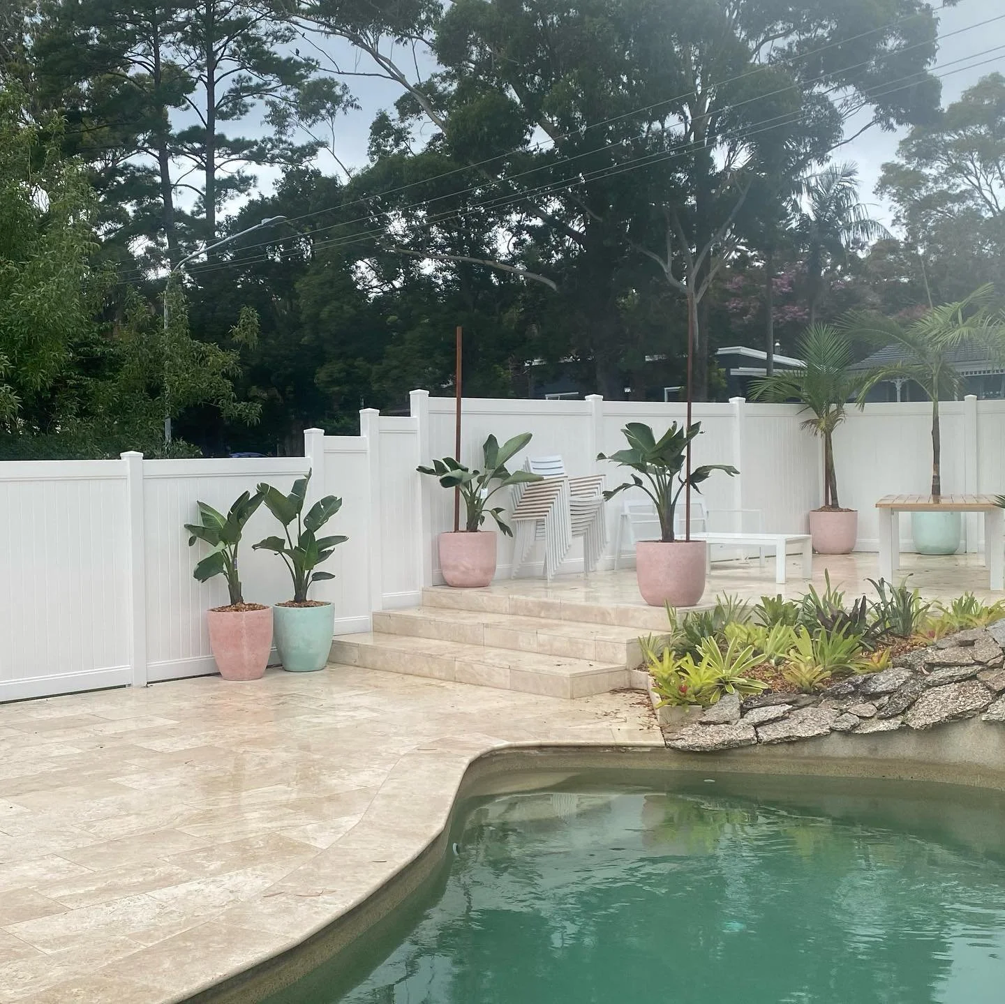After 2021, maybe it&rsquo;s time to start 2022 with a low maintenance fence! Fresh and clean 🤩 👍 A few different designs that can be used to change any yard #atomicfencing #coastalhamptons #hamptonsstyle #centralcoast #centralcoastpvc #pvcfence #c