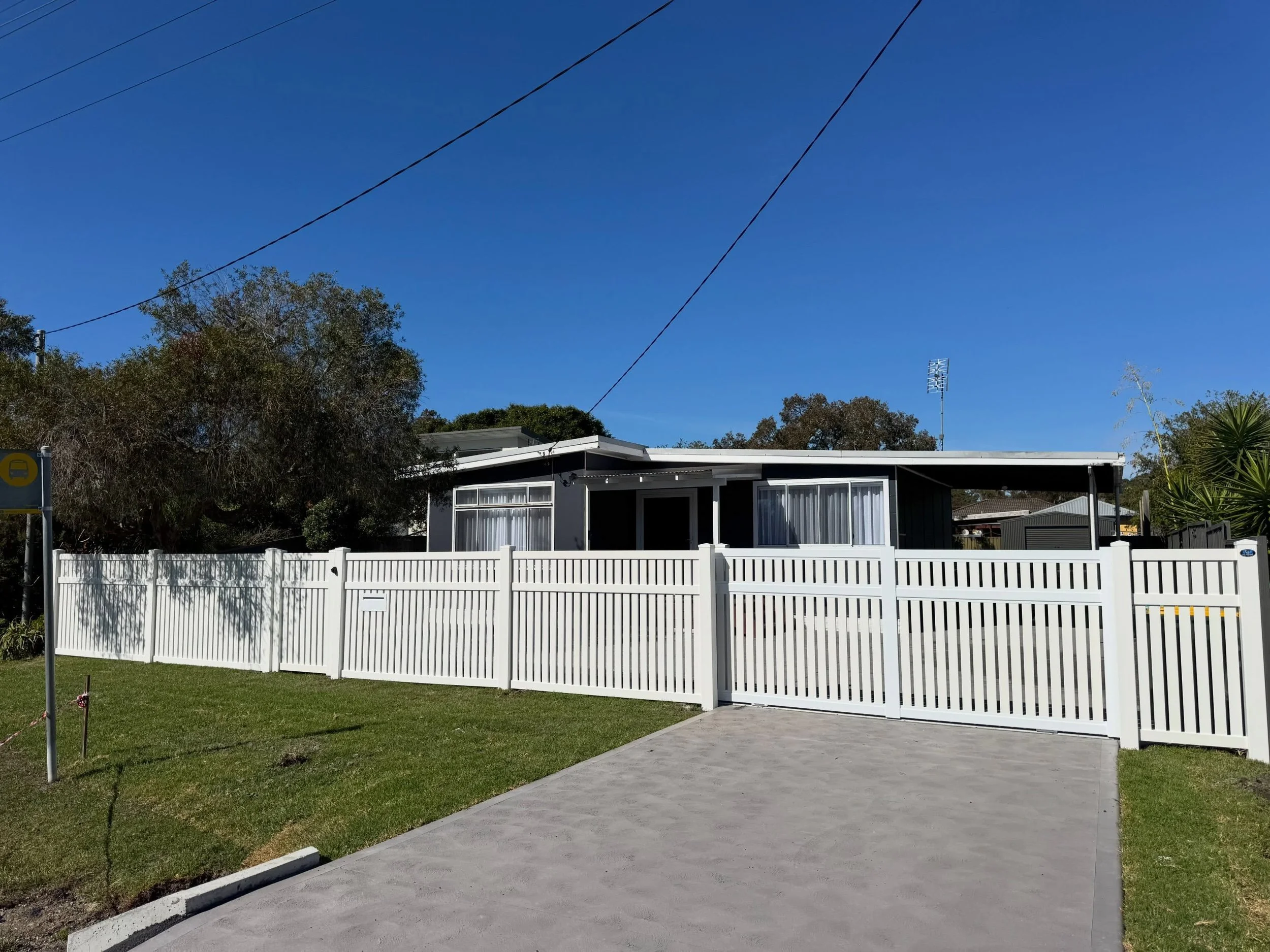 A PVC semi privacy fence offers the perfect balance of privacy, natural light and airflow. Creating a sleek modern looking fence 🙌🏽

Contact us via link in bio to arrange a free measure and quote.

Semi privacy with single pedestrian gate, sliding 