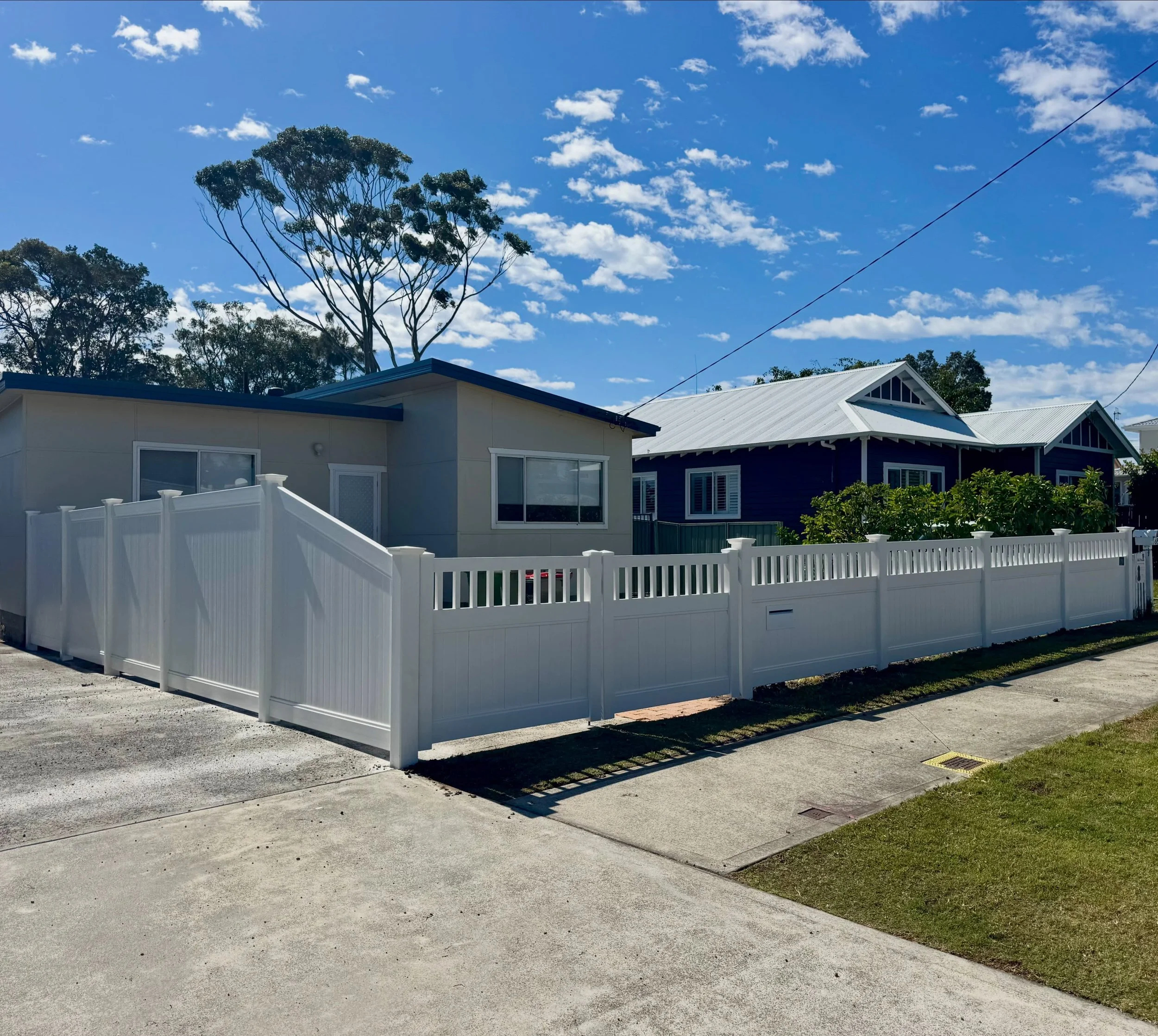 Strike the perfect balance of privacy and street appeal, with a solid side fence raked down to blend seamlessly into the decorative picket top front feature fence.

Styles - full privacy x 1.8m and privacy picket top x 1.2m with a letterbox