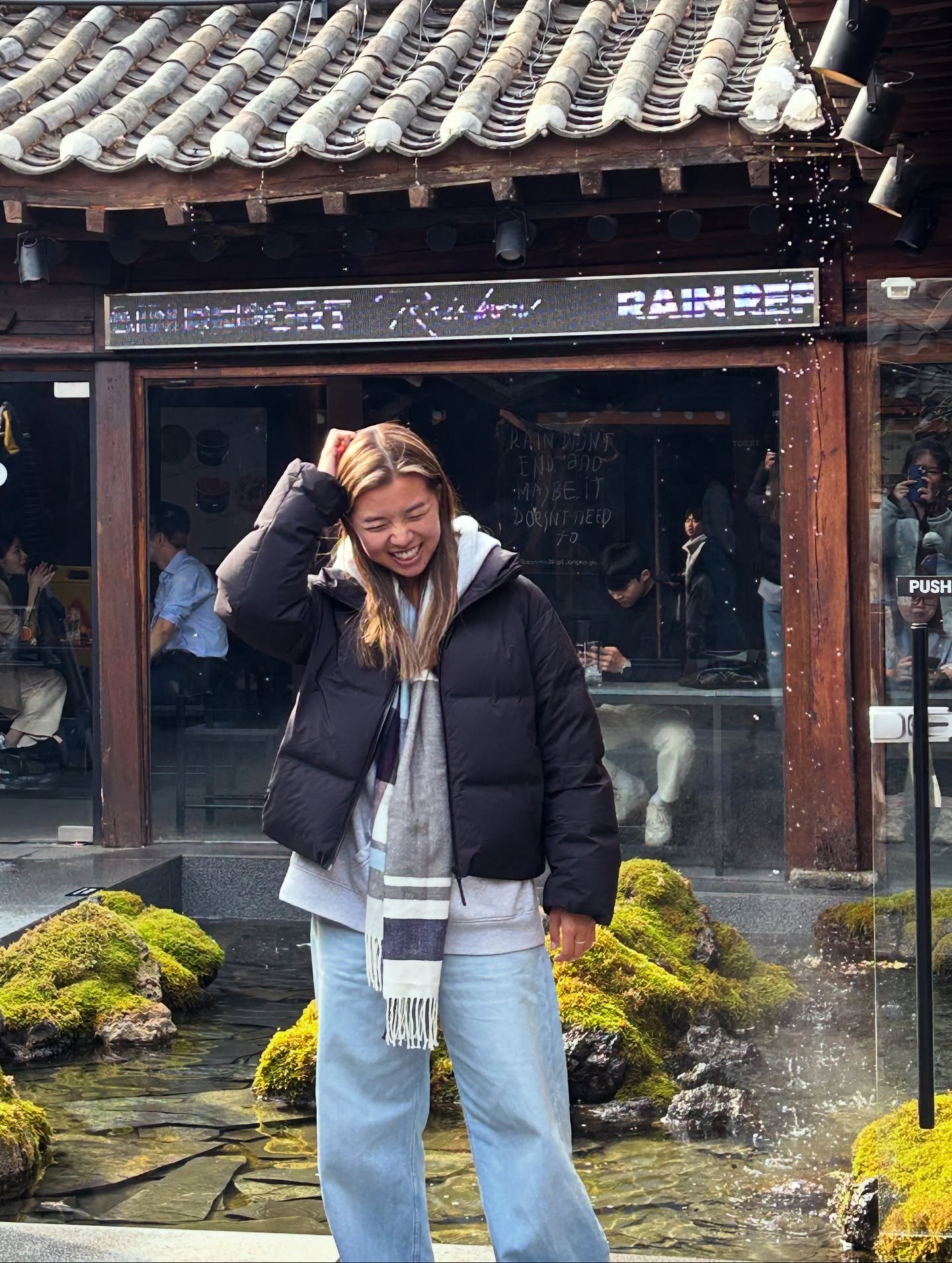 heart&rsquo;s all warm &amp; fluffy like freshly baked bread 🍞 
.
.
.
thank you seoul for being my home away from home &mdash; see you again soon ✨