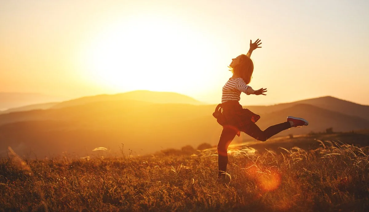 Health and life coach Ali Kamen smiling outdoors in Conejo Valley