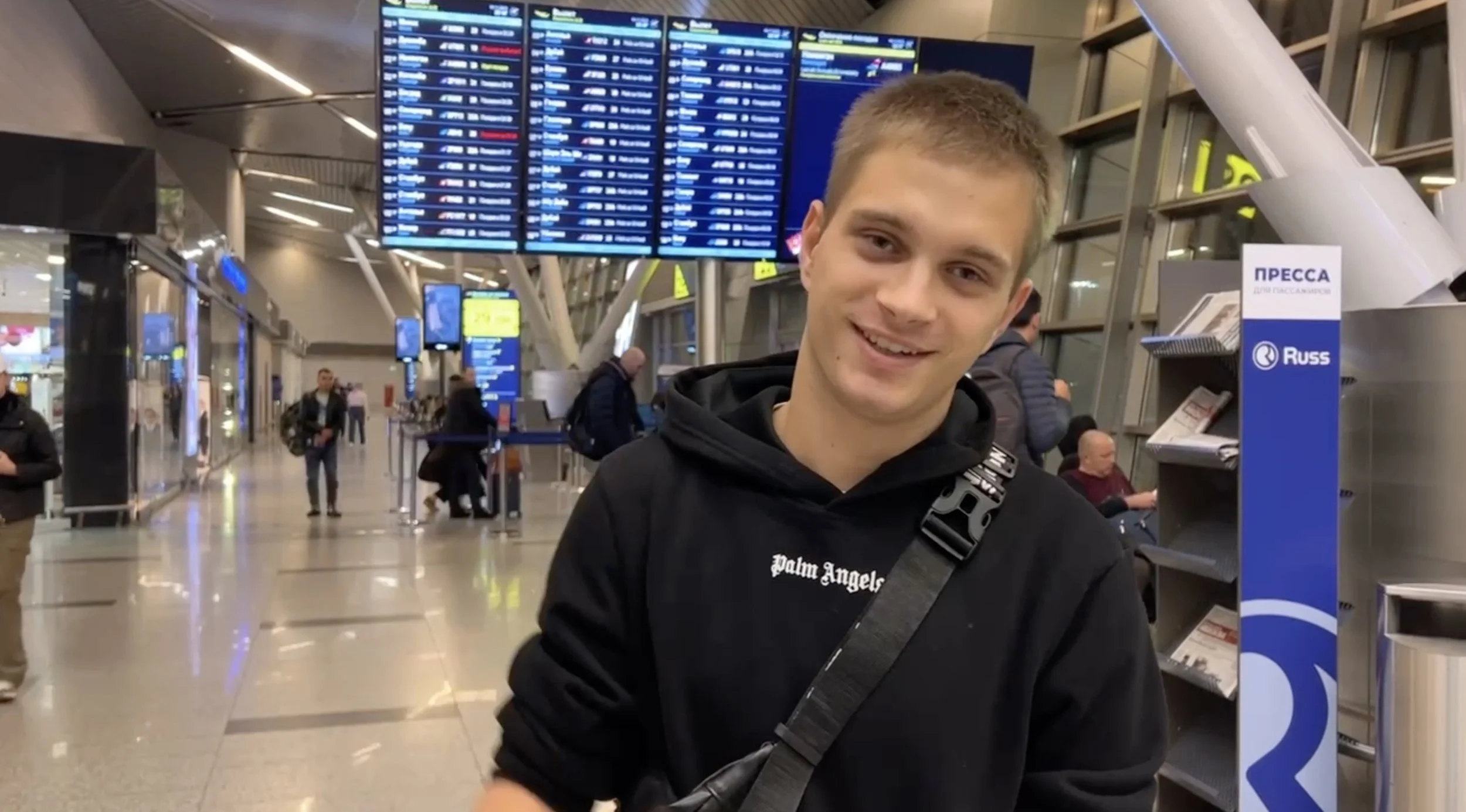 Bohdan Yermokhin leaving Moscow airport.jpg