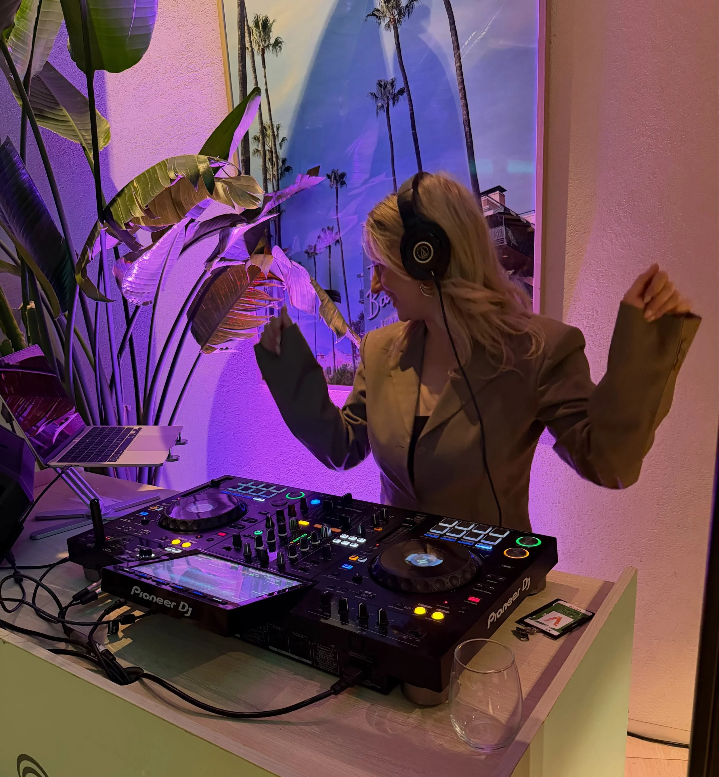 I&rsquo;m back! 🎧

After a three-week break (and successfully avoiding Bali Belly 🤞😂), I&rsquo;m so keen to be back behind the decks.

Straight back into it this weekend:

🪩 Saturday: @mollys.adl 1-3pm &amp; 21st Birthday
☀️ Sunday: @gillesattheg