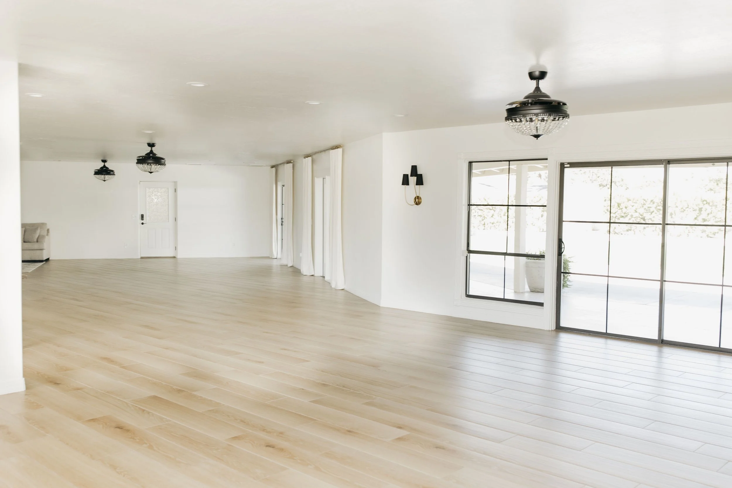 Bright reception hall with clear floors and tidy furnishings