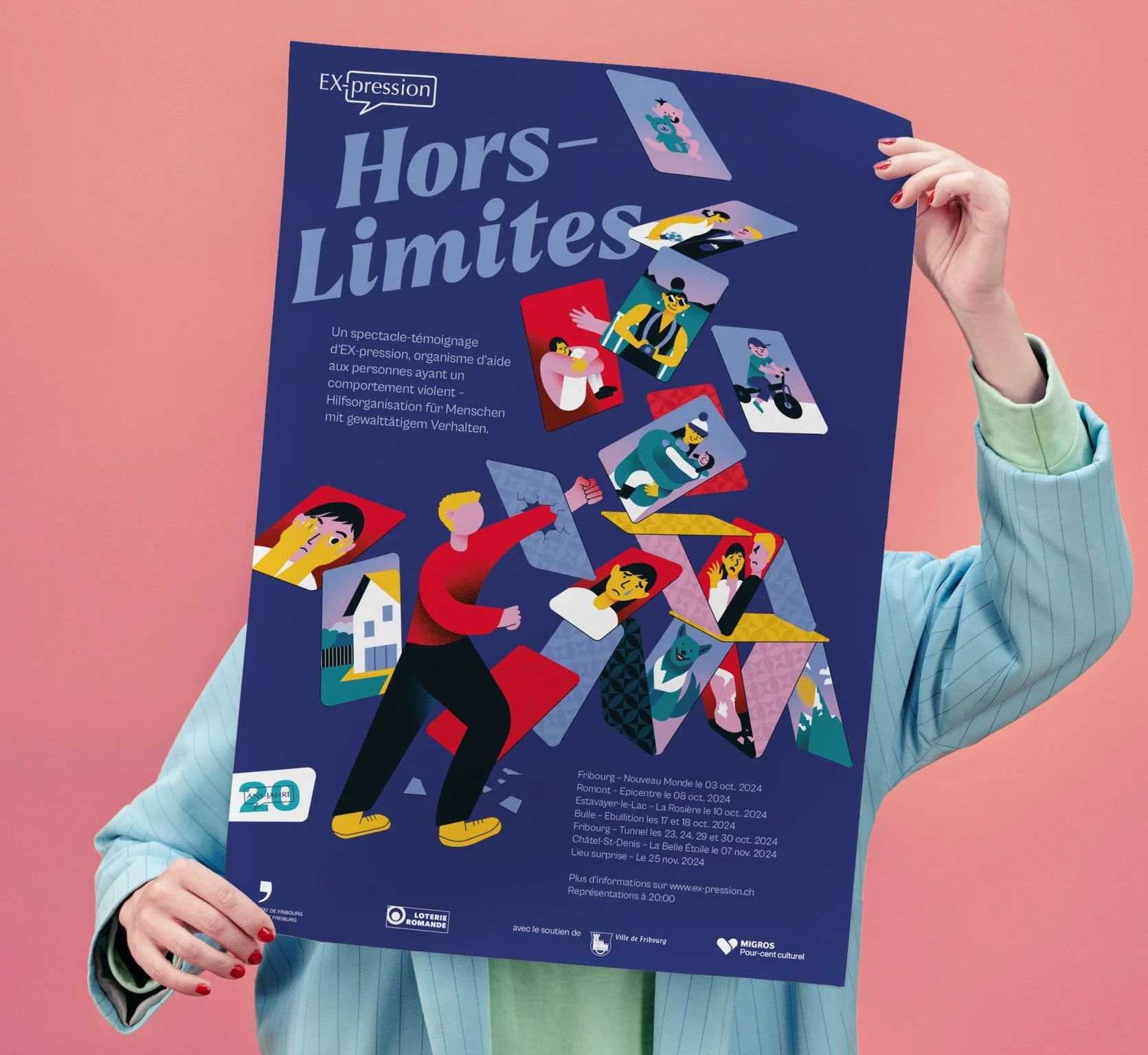 Une personne tenant une affiche promotionnelle colorée pour un spectacle intitulé 'Hors-limites' avec des illustrations de personnages variés. Fond rose, habillée en bleu et vert, avec ongles rouges.