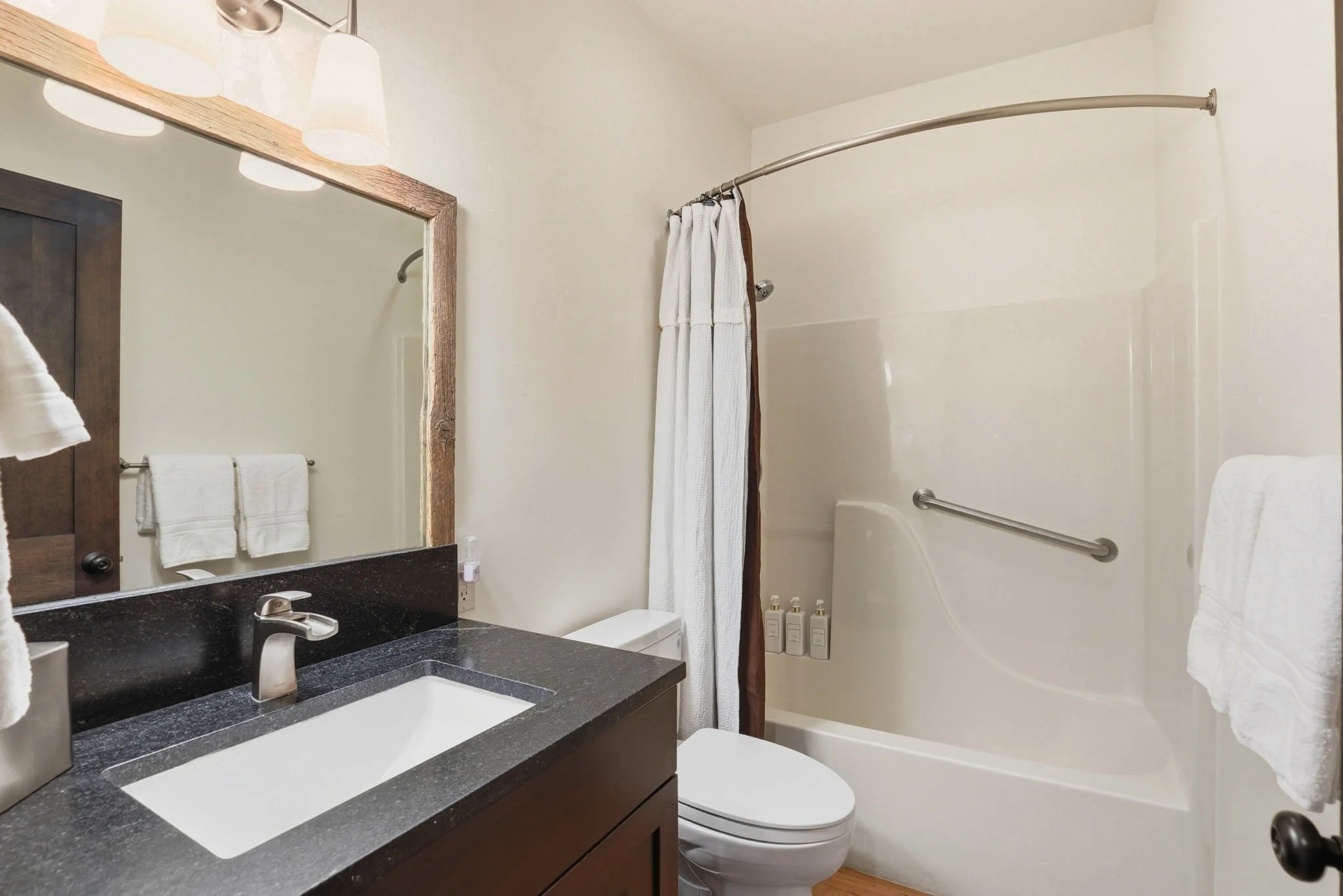 40-HallBath.jpg