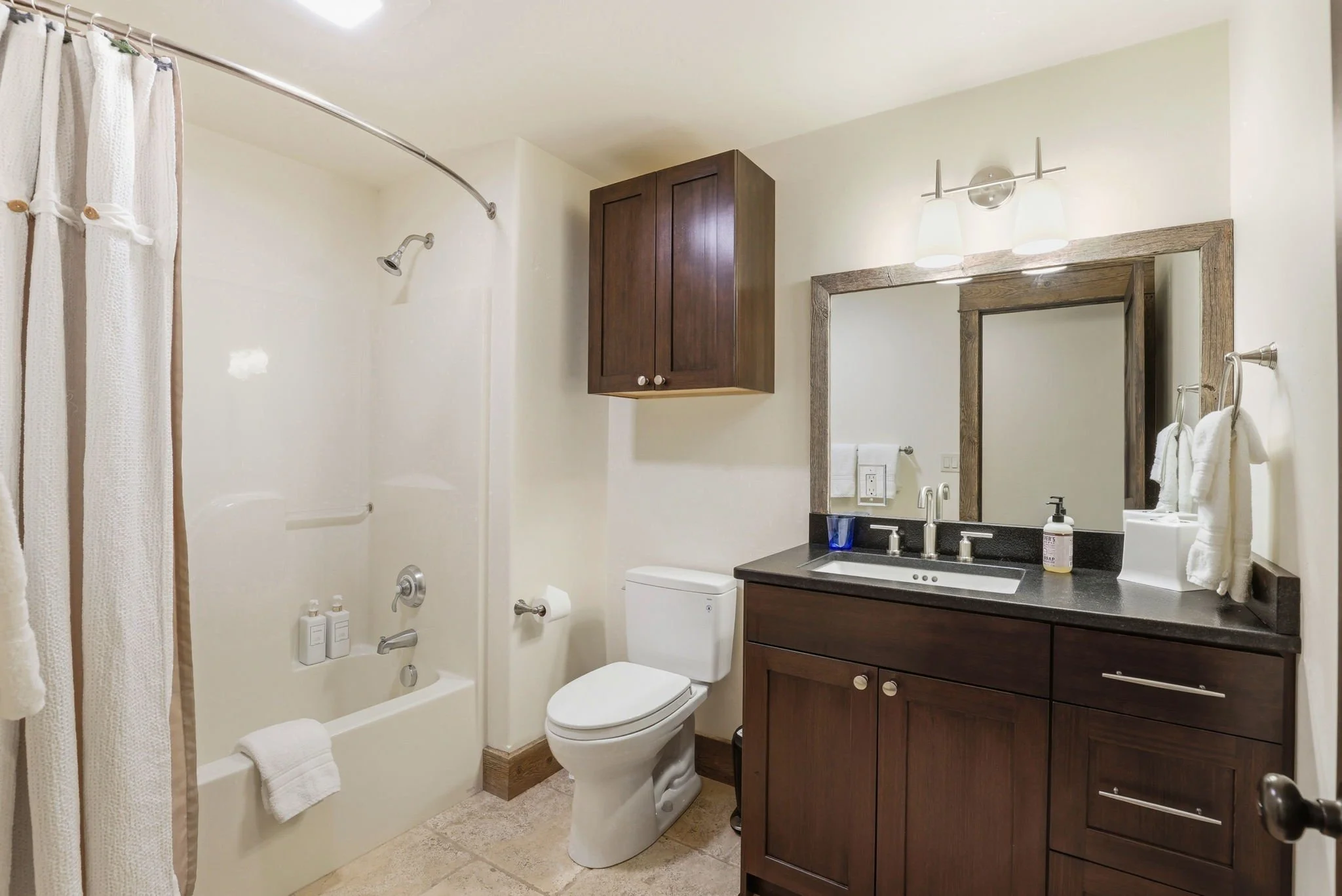 115-UpperHallBath.jpg