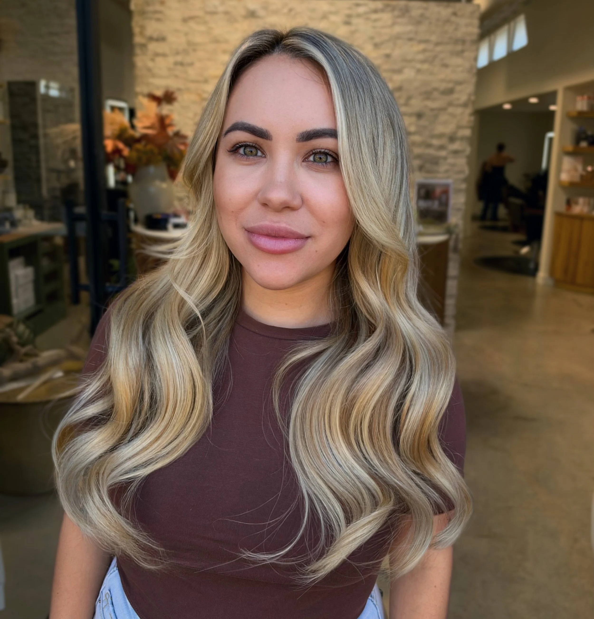 Extensions that look this natural? That&rsquo;s the goal. 🤍

Introducing a hybrid extension method I&rsquo;ve been incorporating into my work. One row of IBE for overall fullness, with K-tips placed into the hairline and nape for the MOST seamless a