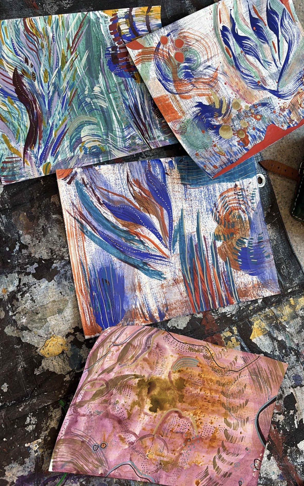 Détails de peintures abstraites colorées superposées