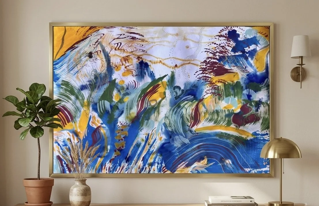 Peinture abstraite encadrée, bleus et ocres, présentée dans un intérieur